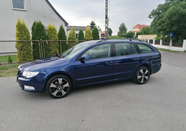 Skoda Superb cena 29999 przebieg: 218000, rok produkcji 2010 z Gniezno małe 436